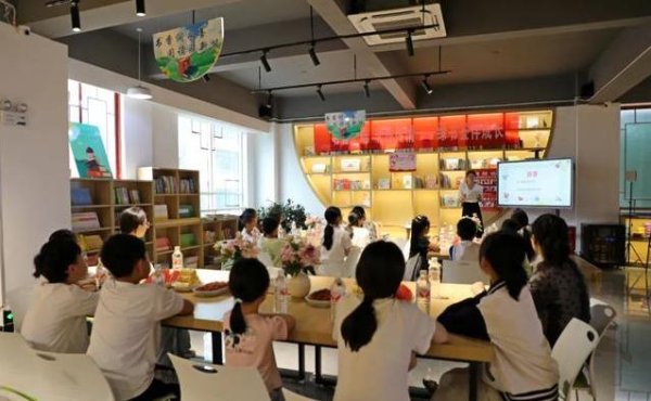 配资方案 孩子涂漆扇学挑正版书，绿书签活动火爆，成长路更健康？
